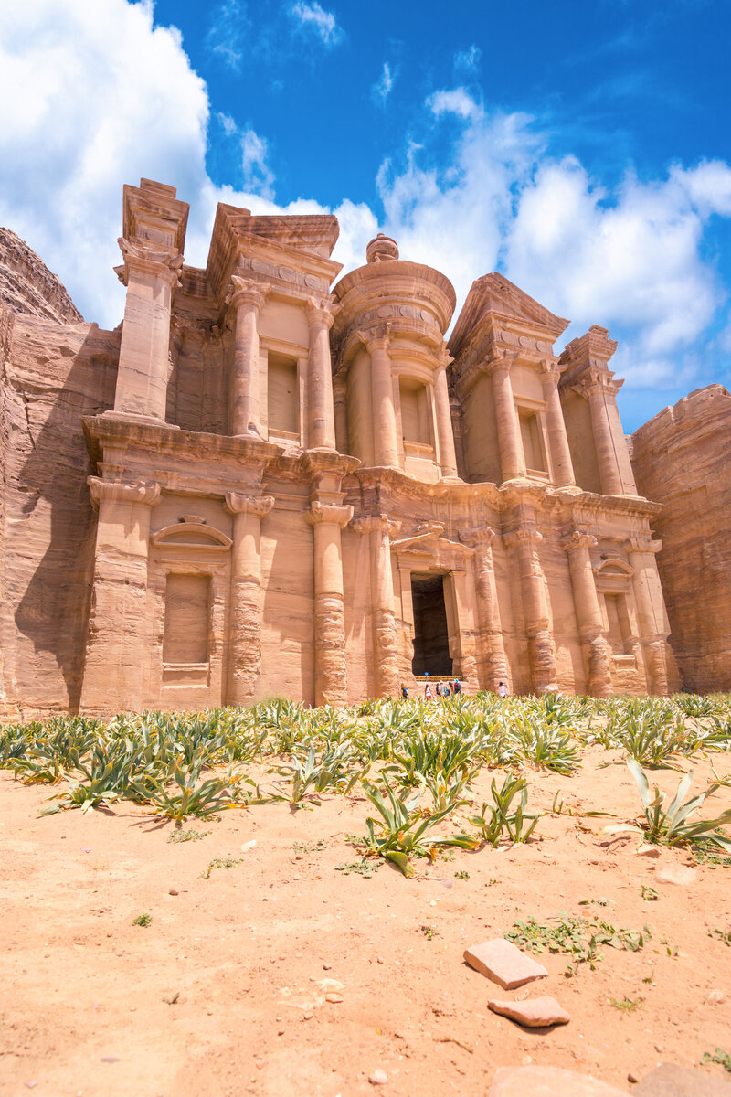Experience the Wonders of Petra - Discover the Rose-Red City Carved into Rock!